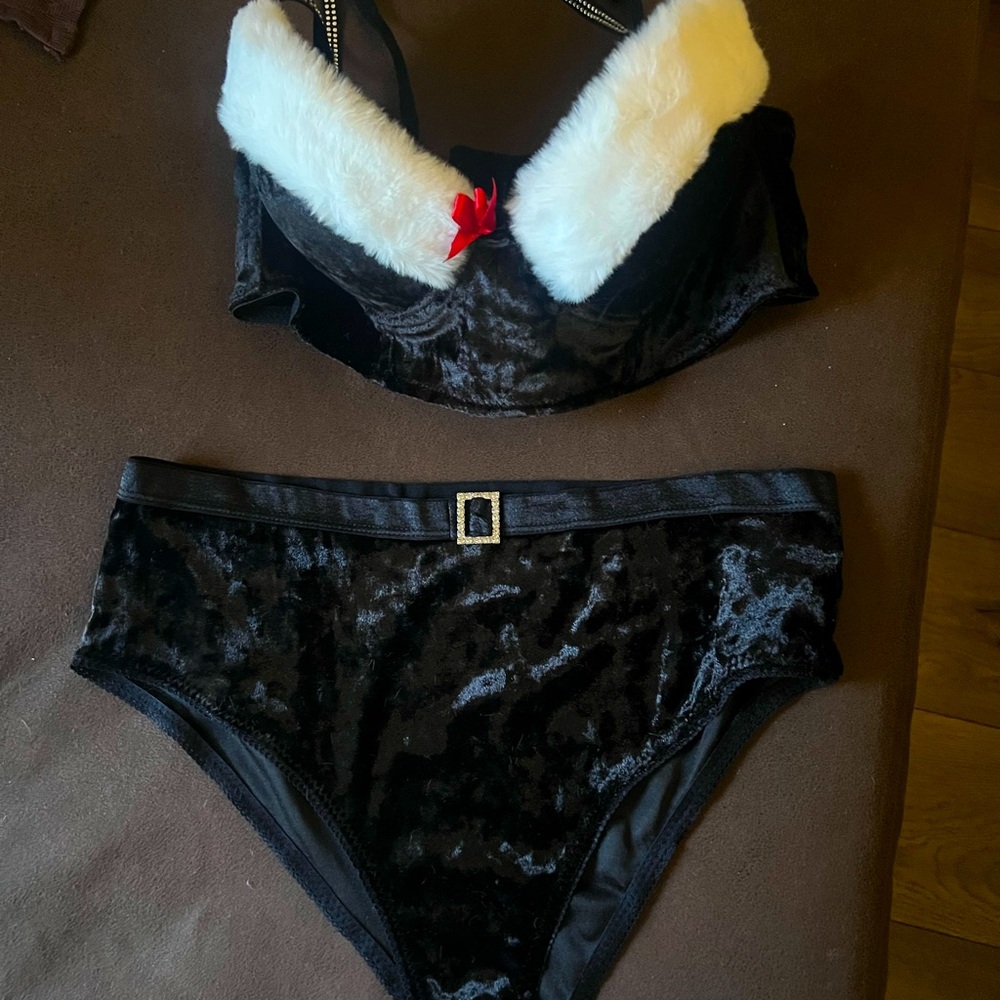 Fashion Nova Black Velvet Lingerie Set w/White Fur Trim